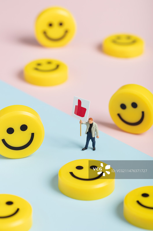 微缩创意开心笑脸求点赞的人图片素材