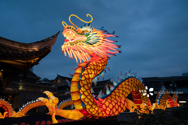 成都东门市井里栩栩如生的龙形华灯图片素材