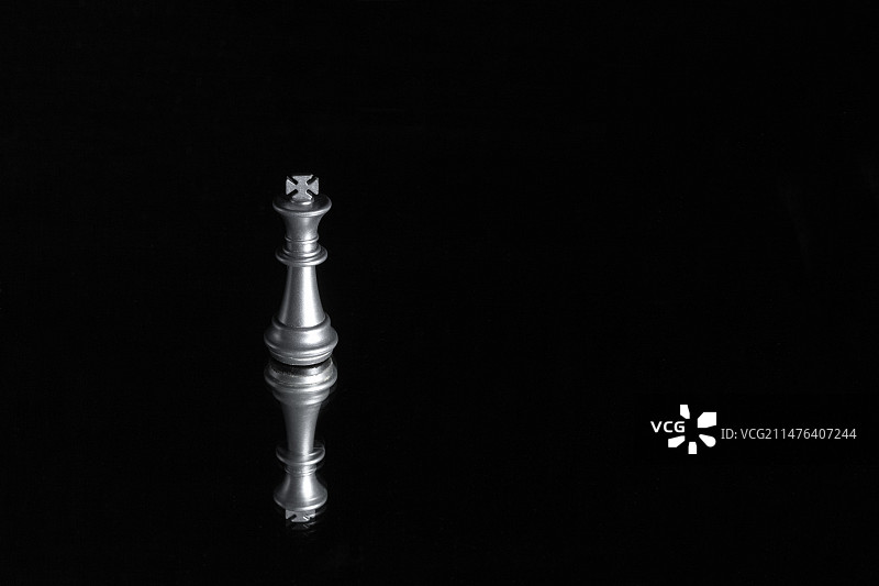 黑色背景，国际象棋国王棋子图片素材