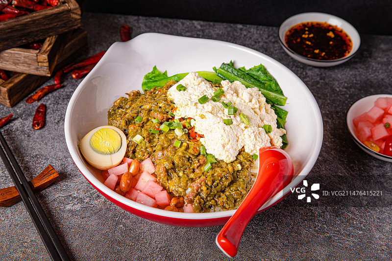 烧椒牛肉豆花拌饭图片素材