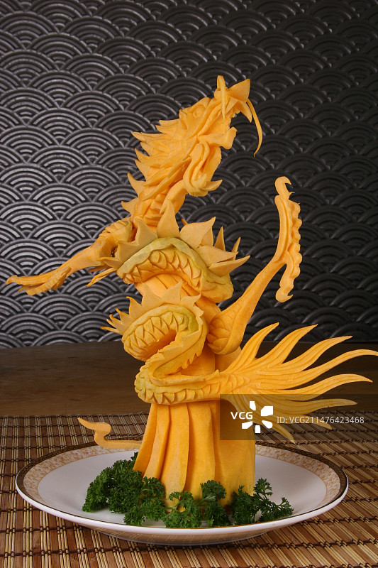 龙雕像胡萝卜雕刻图片素材