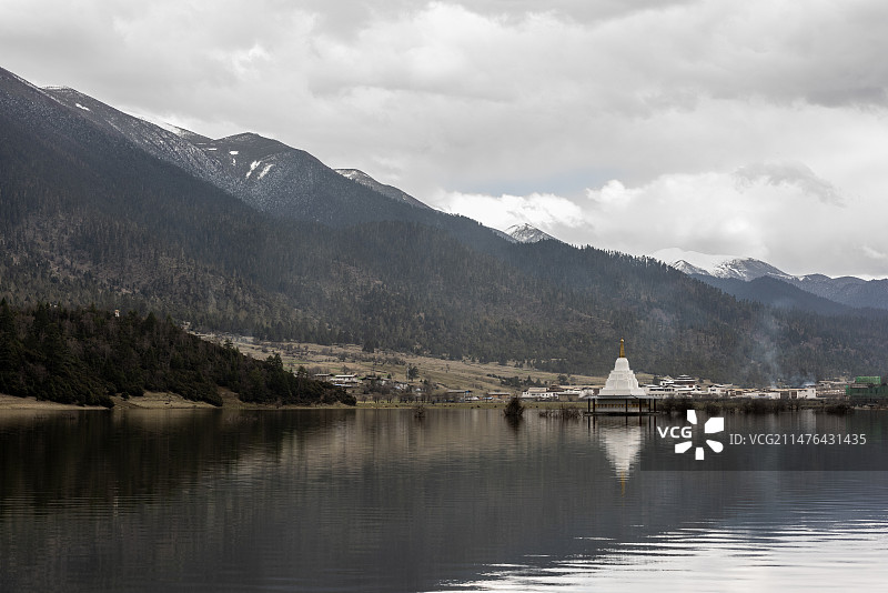 西藏鲁朗白塔图片素材