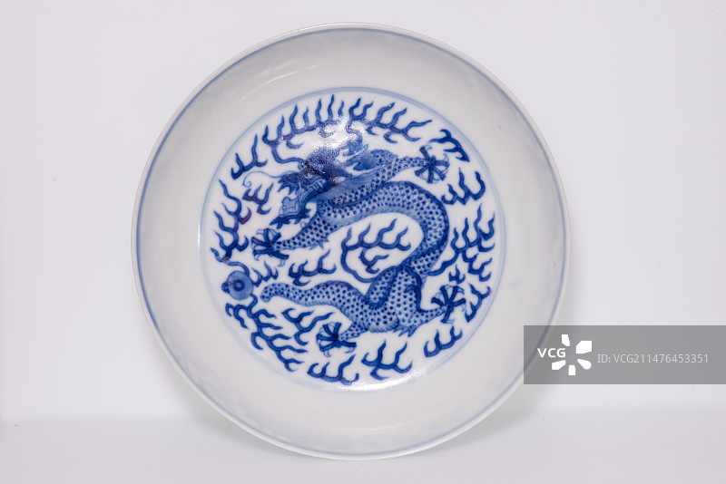 清光绪官窑青花云龙纹盘图片素材