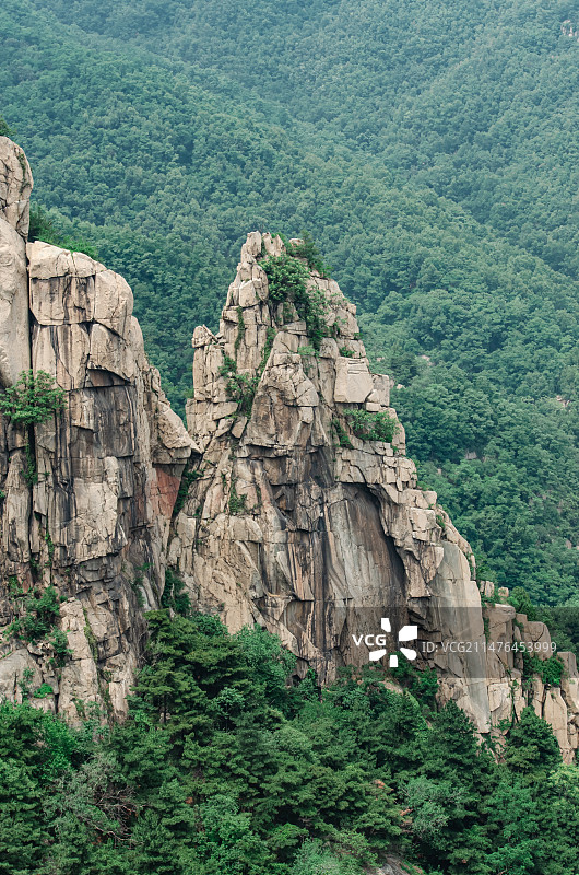 中国自然风光拍摄主题，山东泰安泰山扇子崖风景区，陡峭的悬崖上一块锋利的立石，户外白昼无人图像摄影图片素材