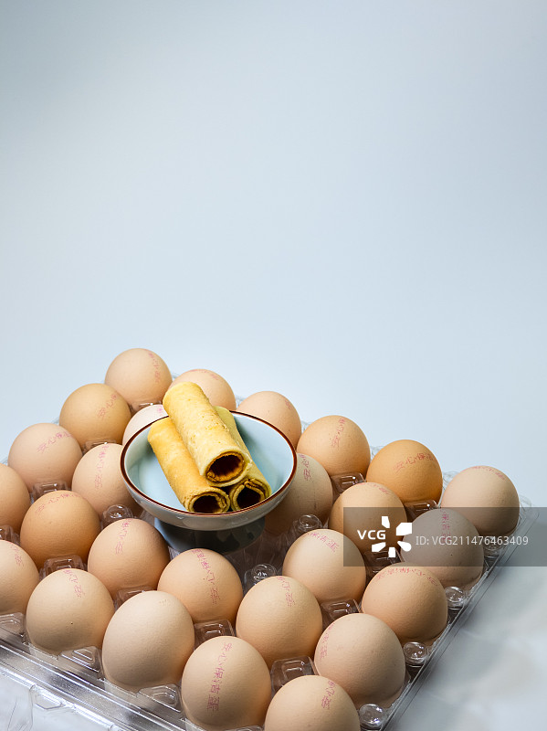 放在白色桌面上的鸡蛋卷图片素材