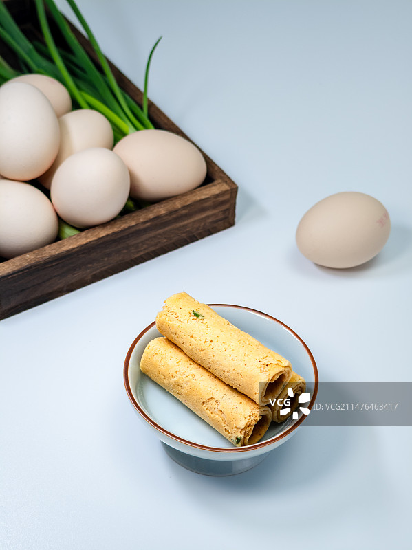 放在白色桌面上的鸡蛋卷图片素材