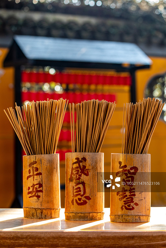 江苏无锡惠山古镇景区锡惠公园龙光寺里的三支香平安感恩智慧香筒特写镜头图片素材