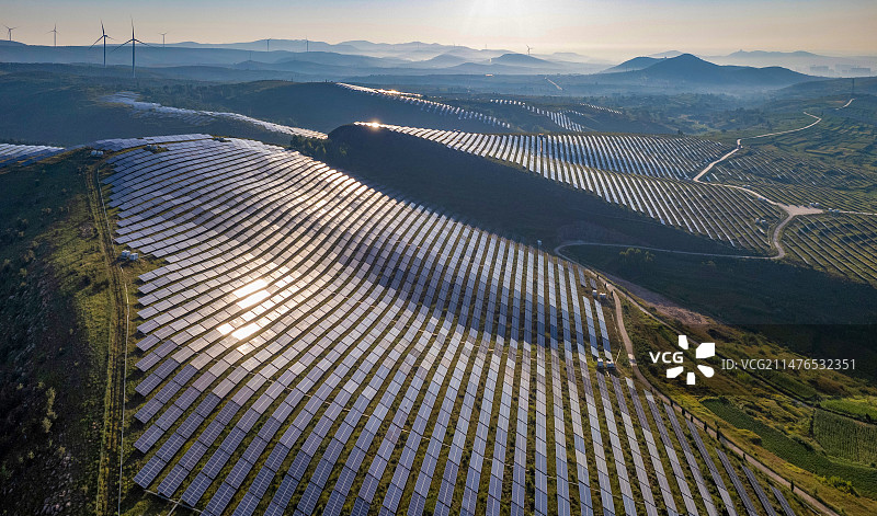 清晨的光伏电厂图片素材