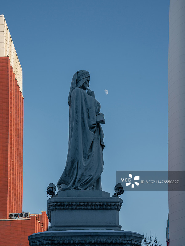 天津意式风情区但丁望月图片素材