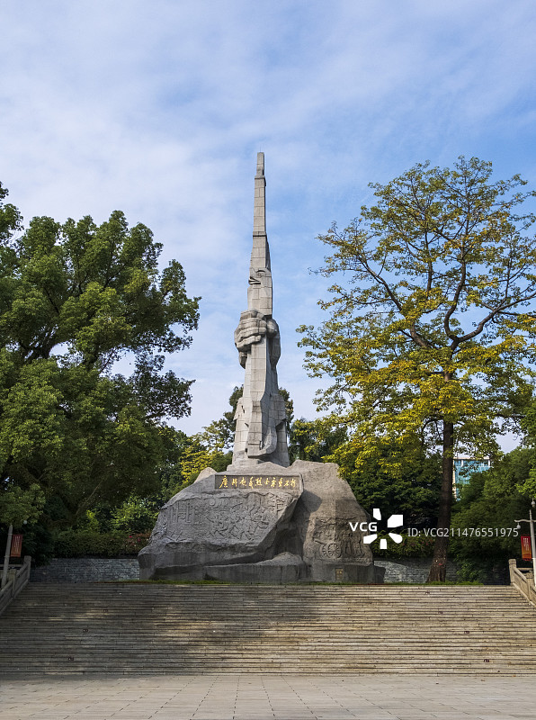 晴朗的蓝天映衬下的广州起义纪念碑图片素材