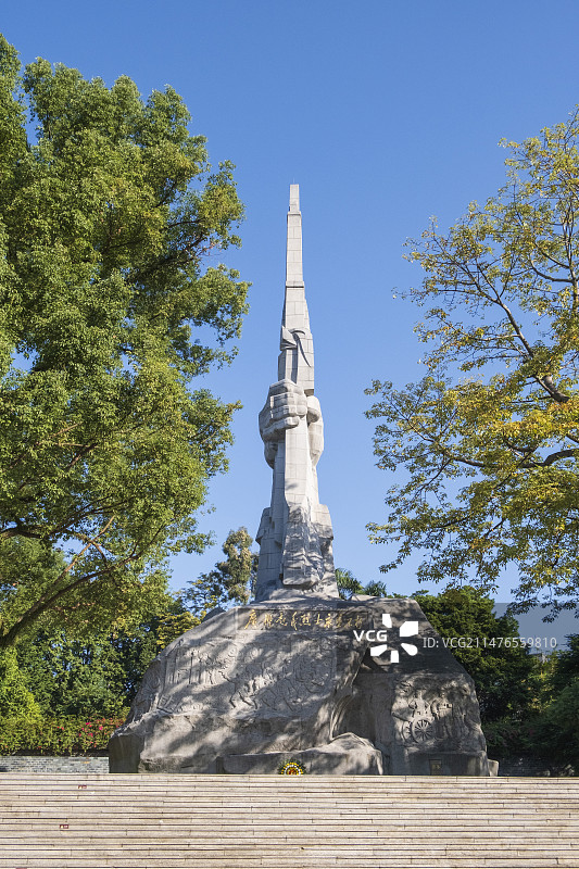 蓝天映衬的广州起义纪念碑图片素材