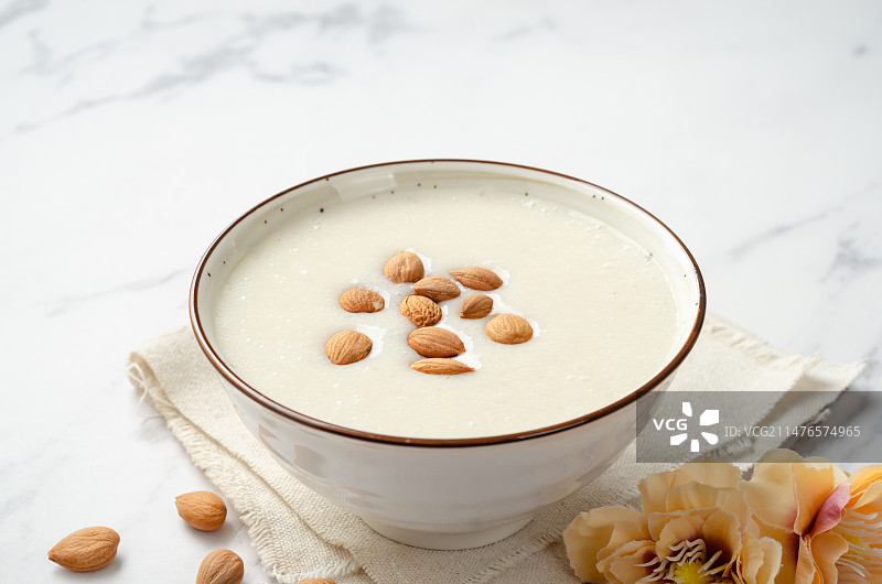一碗润肺止咳美白养颜的杏仁露图片素材