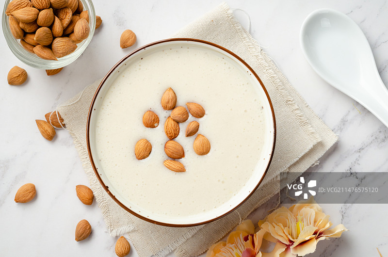 一碗润肺止咳美白养颜的杏仁露图片素材
