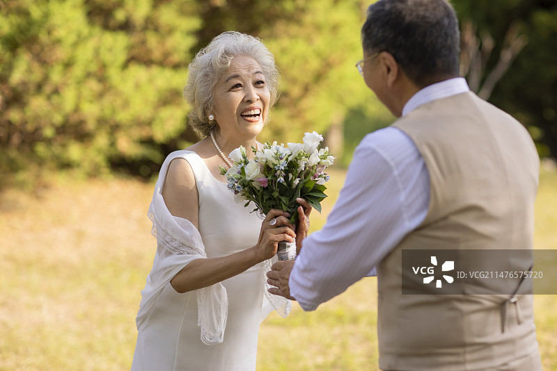 开心的老年新婚夫妇图片素材