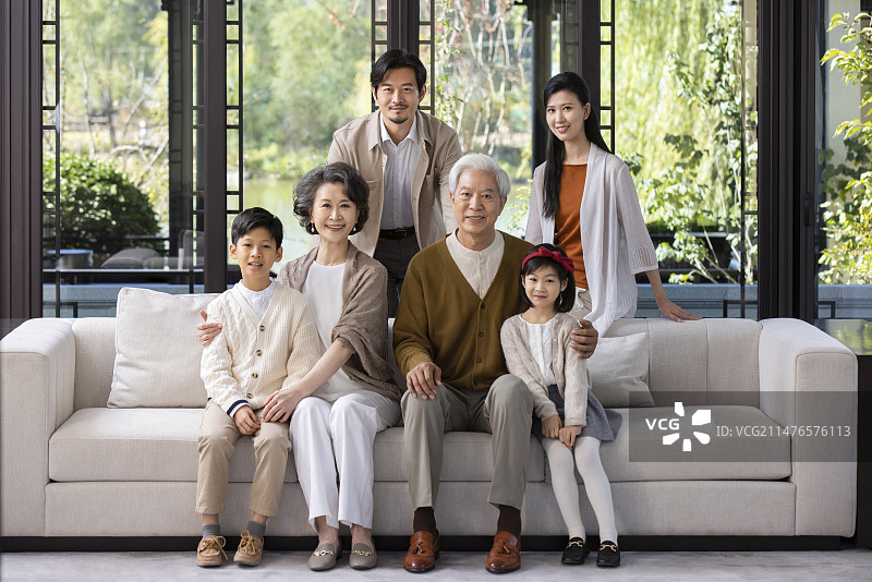 快乐家庭团聚过新年图片素材