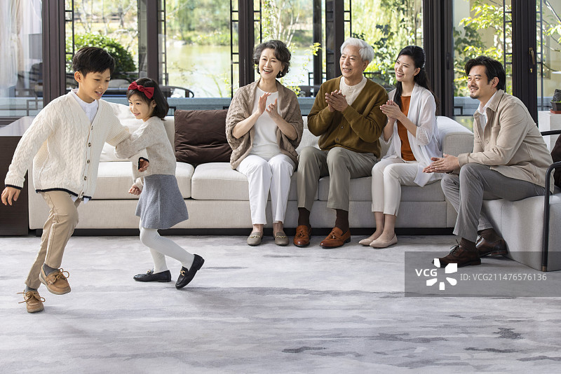 快乐家庭团聚过新年图片素材