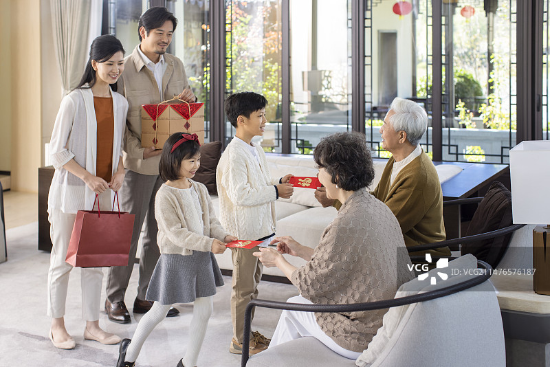 快乐家庭团聚过新年图片素材