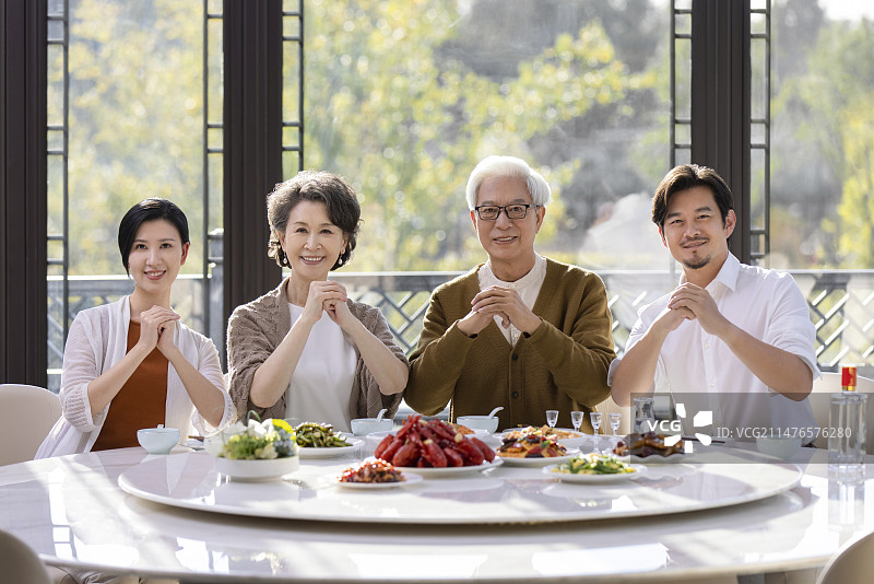 快乐家庭吃年夜饭图片素材
