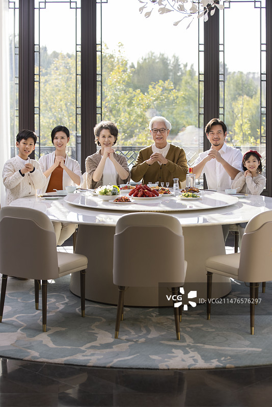 快乐家庭吃年夜饭图片素材