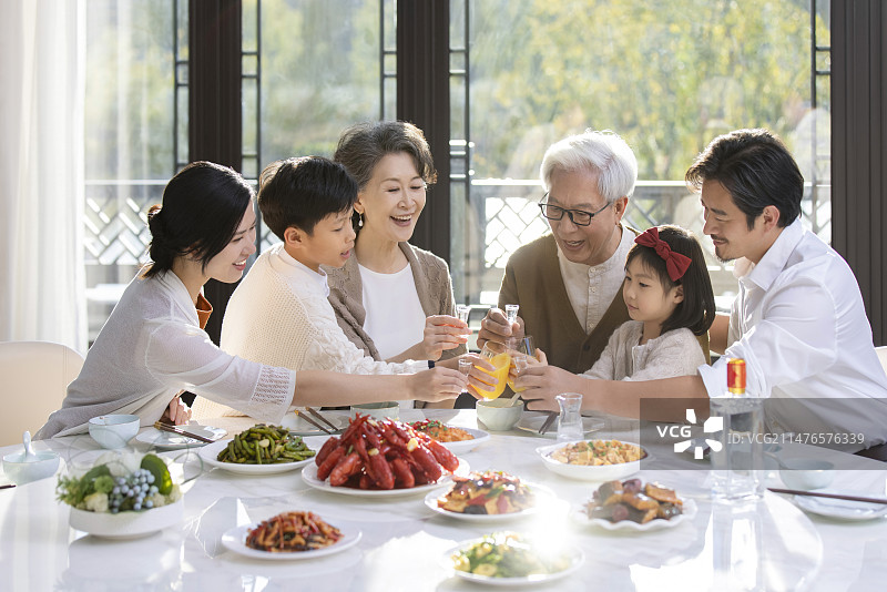 快乐家庭吃年夜饭图片素材