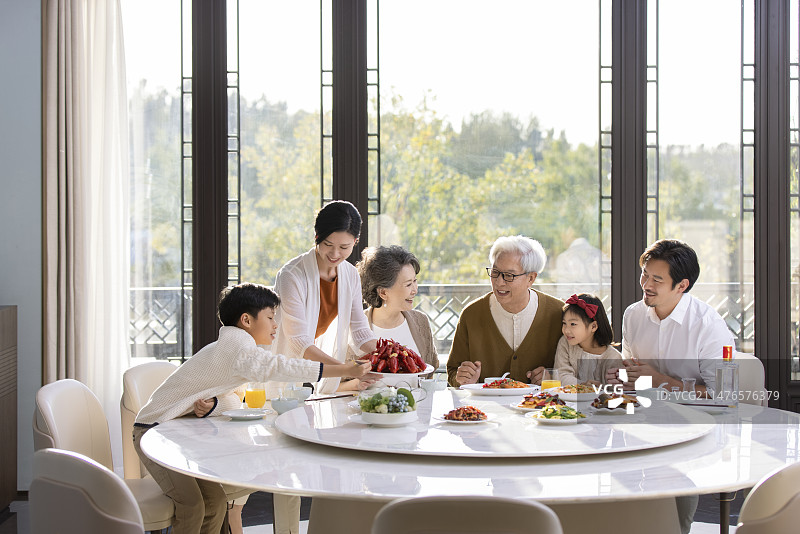 快乐家庭吃年夜饭图片素材