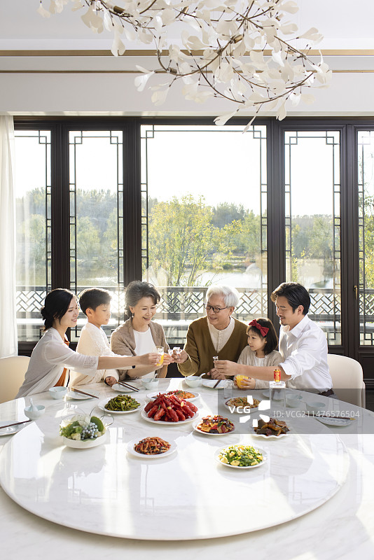 快乐家庭吃年夜饭图片素材