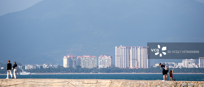 海南三亚西岛礁石上凝望蔚蓝色海洋图片素材