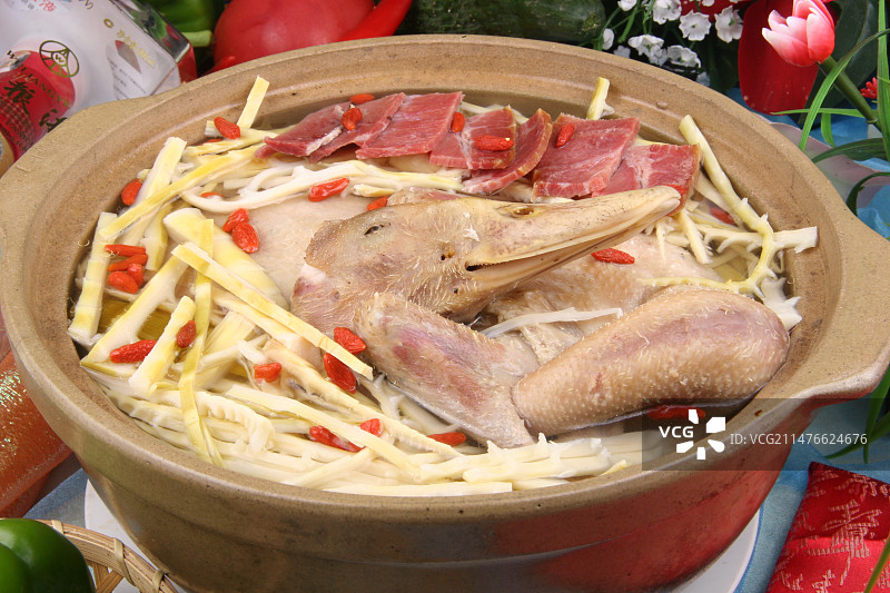 砂锅咸肉笋干老鸭煲图片素材