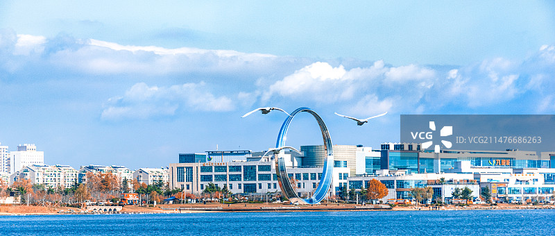 蓝天白云下的城市风光与城市天际线图片素材