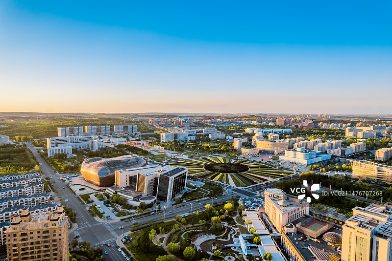 中国内蒙古鄂尔多斯康巴什新区鄂尔多斯博物馆和城市天际线风光航拍图片素材