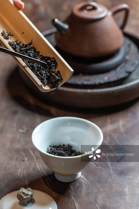 用茶则向茶器中倒茶叶特写图片素材