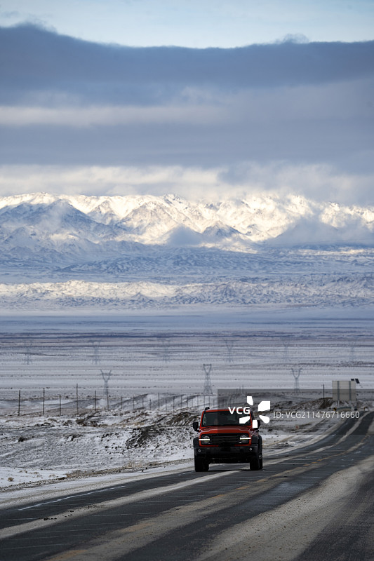 冬天新疆阿勒泰雪山公路自驾游汽车道路素材图片素材