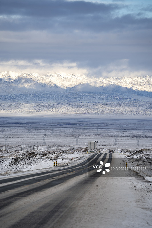冬天新疆阿勒泰雪山公路自驾游汽车道路素材图片素材