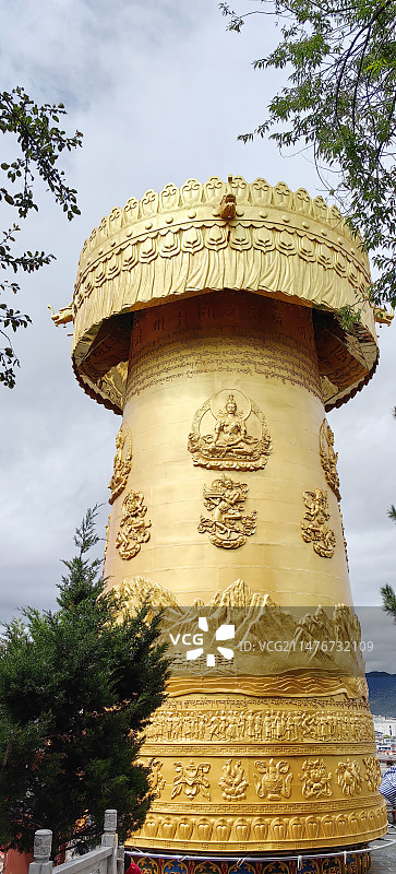 香格里拉独克宗古城世界最大转经筒图片素材