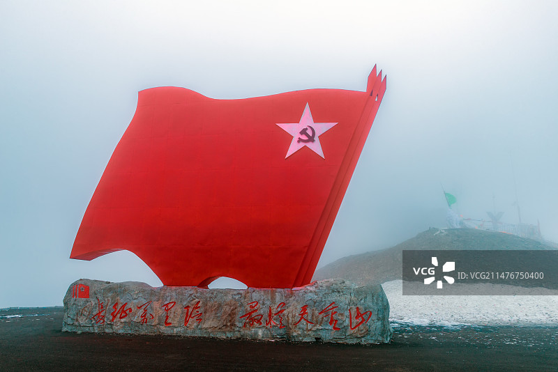 大雾中的四川夹金山长征路纪念党旗标志图片素材