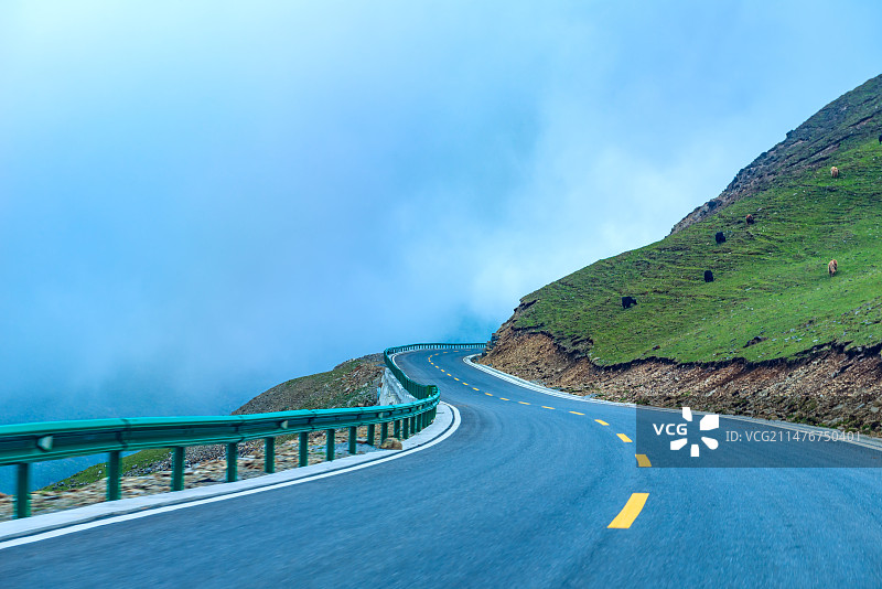 四川阿坝州一蓝调汽车曲线公路背景风光图片素材