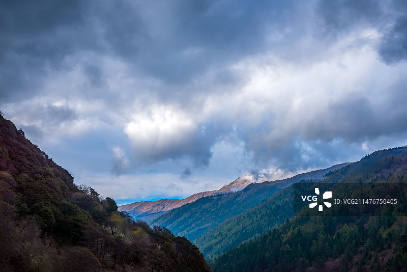 四川阿坝州壮阔的高山峡谷风光图片素材