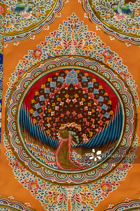 中国工艺美术馆“人类非遗热贡艺术保护成果”展：热贡建筑彩绘：吉祥孔雀，作者夏吾更太图片素材