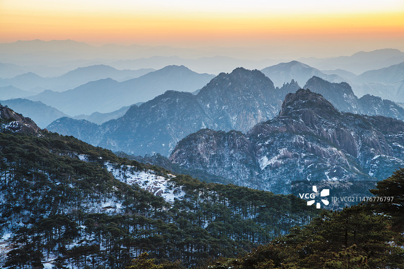 峰峦叠嶂拍摄于黄山光明顶图片素材