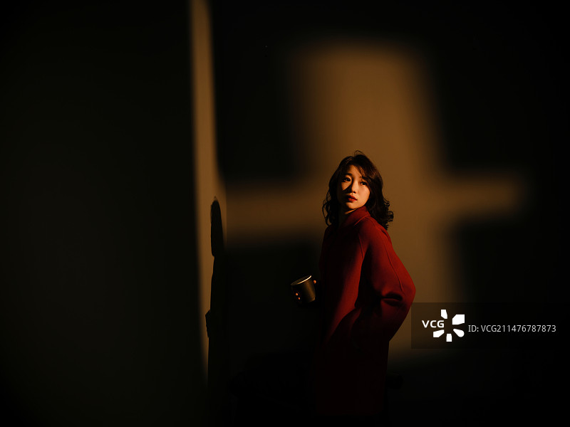 光线中的女性图片素材