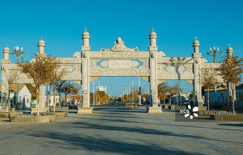 蓝天映衬下的额济纳旗国家湿地公园大门建筑景观图片素材