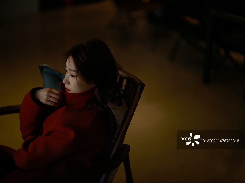 女性在思考图片素材