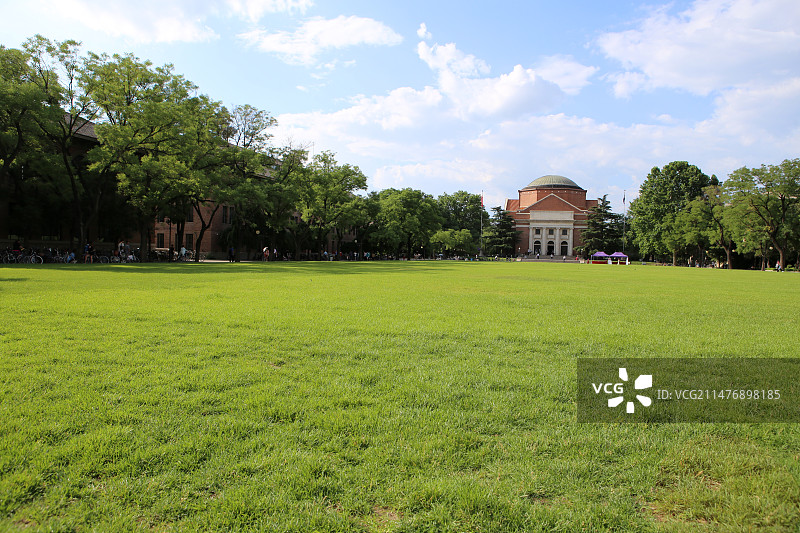 清华大学大面积绿色草坪图片素材