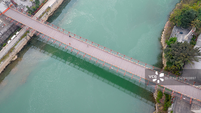 航拍贵州省遵义市仁怀茅台镇赤水上的吊桥图片素材