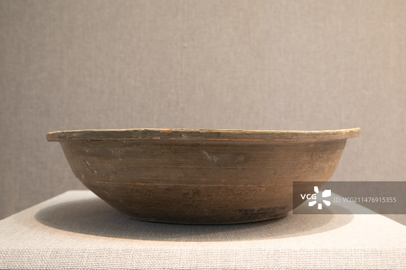 河南省洛阳博物馆釉陶盆东汉公元25-公元220年2000年洛阳吉利区炼油厂汉墓出土图片素材