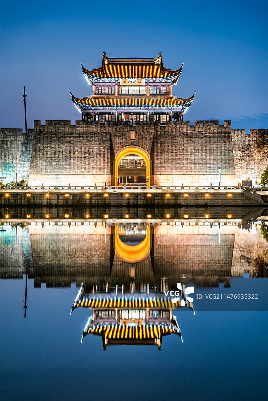 有镜面倒影的苏州相门护城河夜景图片素材