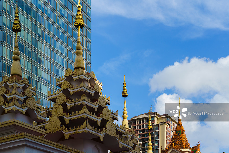蓝天白云下的云南城市：昆明图片素材