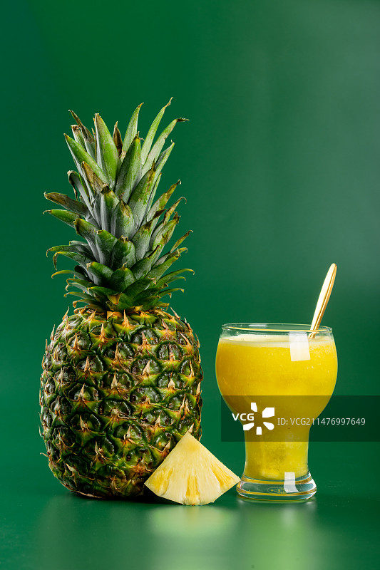 新鲜成熟的菠萝凤梨图片素材