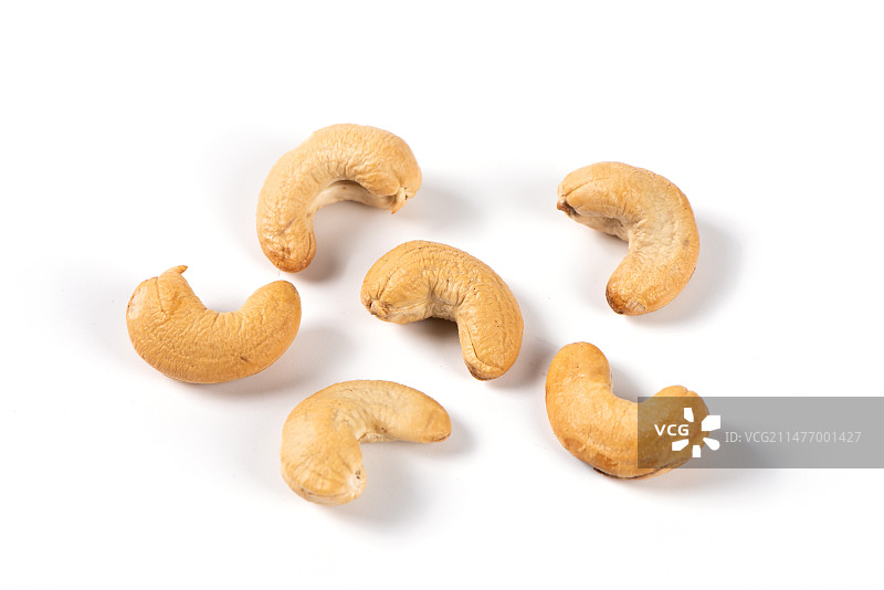 白色背景上的腰果仁图片素材