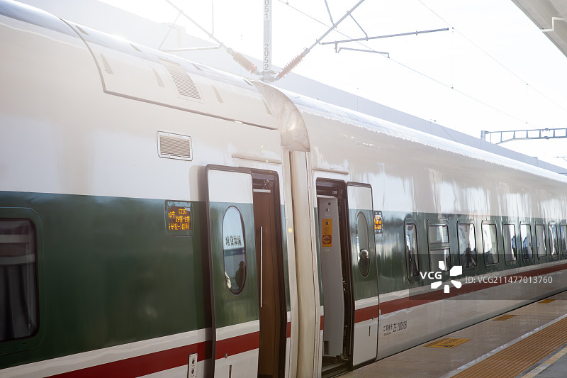 CR200J 高原动车组停靠在香格里拉站图片素材